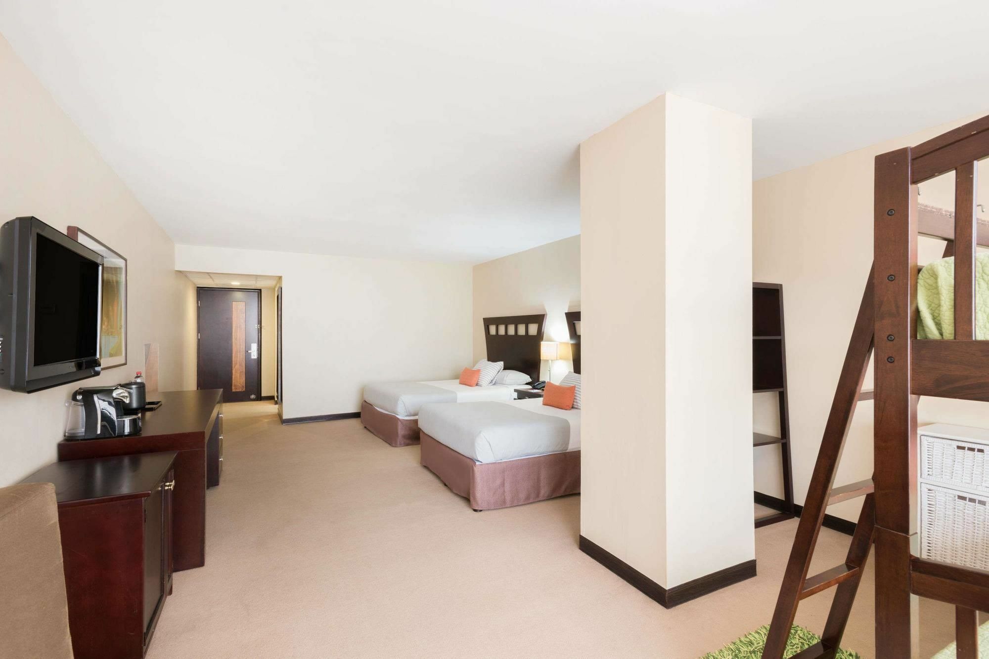 Tryp By Wyndham San Jose Sabana Hotel Bagian luar foto